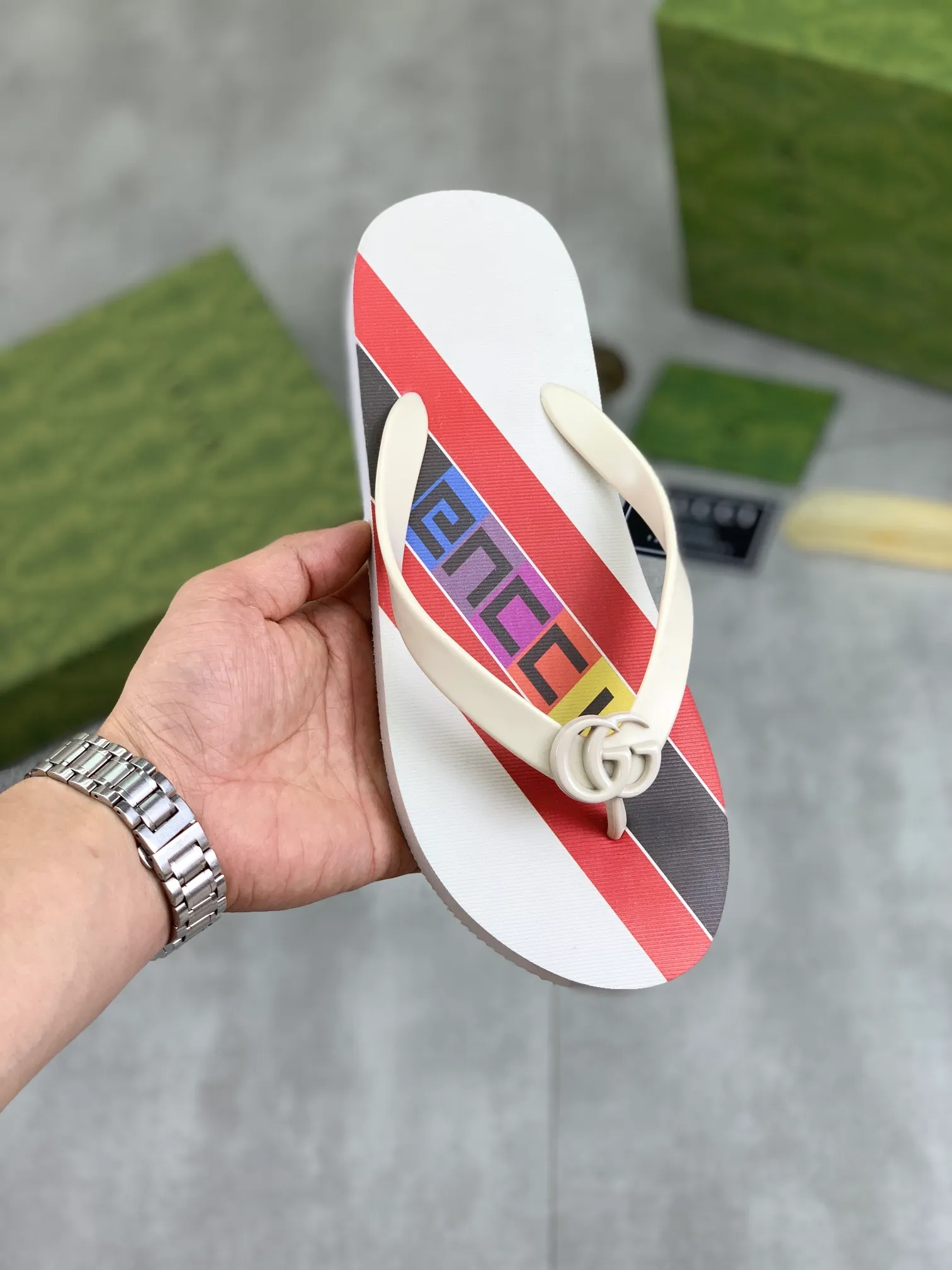 Men's men's shoes 💰P220💰【New style】🆘【GUCCI】Official website's popular Gucci adult couple 🧑‍🤝‍🧑 style, children's flip-flops are on sale at the counter simultaneously! Original fabric imported from Italy. Original bottom provided by the original factory. Size: Adult 36-45. Children’s size: 30-37. Multiple colors available.